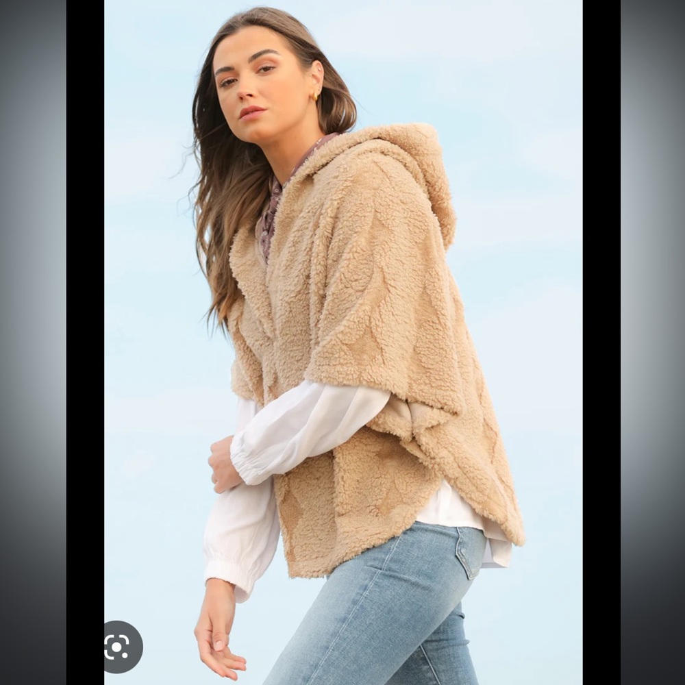 Dylan Sherpa Teddy-colored Hooded Poncho, Size Small